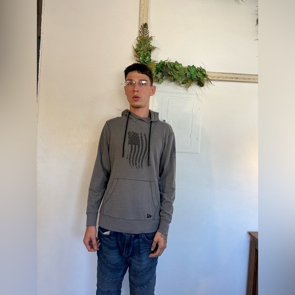 Medium new era, gray hoodie army National Guard logo with flag - Picture 1 of 8